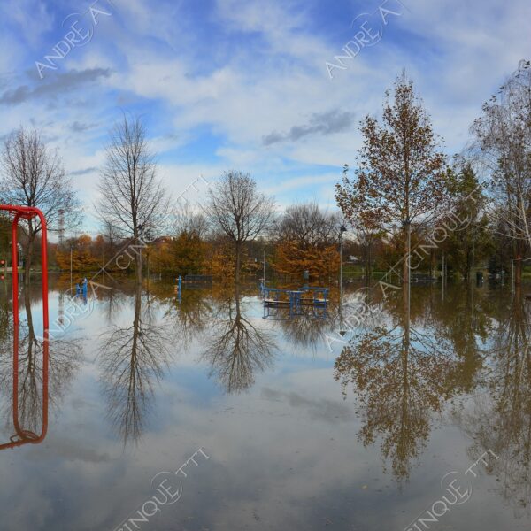 san donato milanese alluvione flood allagamento flooding riflessi reflecions specchio mirror pozzanghera puddle colori autunnali foliage parco giochi playground panchina bench