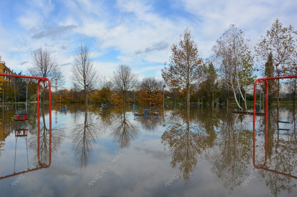 san donato milanese alluvione flood allagamento flooding riflessi reflecions specchio mirror pozzanghera puddle colori autunnali foliage parco giochi playground panchina bench