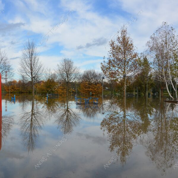 san donato milanese alluvione flood allagamento flooding riflessi reflecions specchio mirror pozzanghera puddle colori autunnali foliage parco giochi playground panchina bench