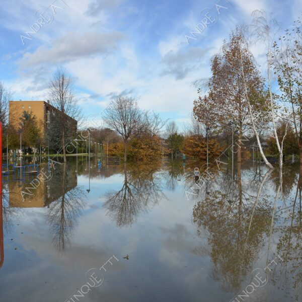 san donato milanese alluvione flood allagamento flooding riflessi reflecions specchio mirror pozzanghera puddle colori autunnali foliage parco giochi playground panchina bench