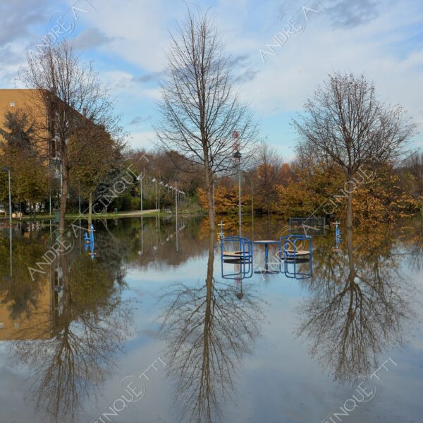 san donato milanese alluvione flood allagamento flooding riflessi reflecions specchio mirror pozzanghera puddle colori autunnali foliage parco giochi playground panchina bench