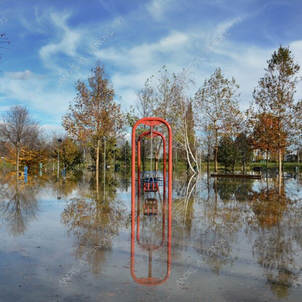 san donato milanese alluvione flood allagamento flooding riflessi reflecions specchio mirror pozzanghera puddle colori autunnali foliage parco giochi playground panchina bench