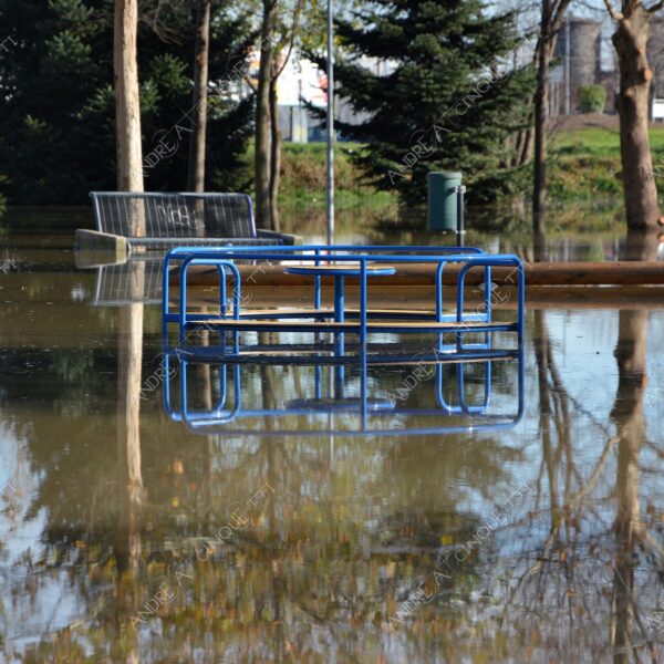 san donato milanese alluvione flood allagamento flooding riflessi reflecions specchio mirror pozzanghera puddle colori autunnali foliage parco giochi playground panchina bench