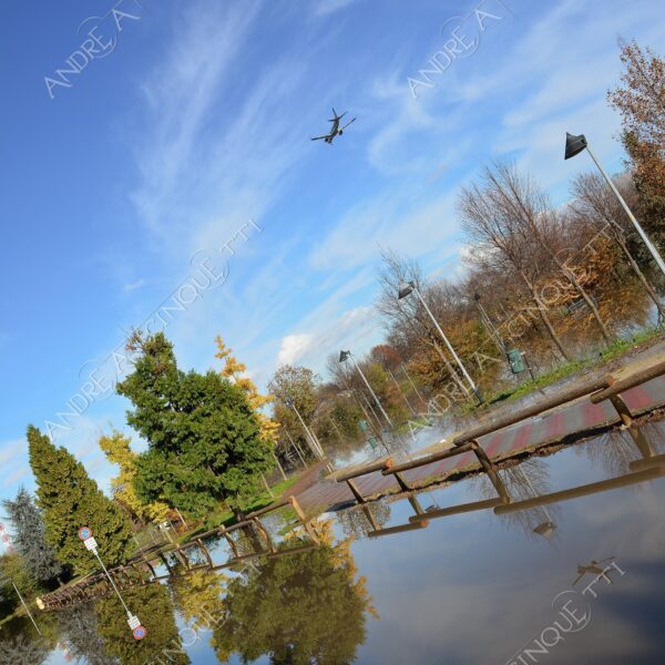 san donato milanese alluvione flood allagamento flooding riflessi reflecions specchio mirror pozzanghera puddle colori autunnali foliage aereo aeroplano plane airplane
