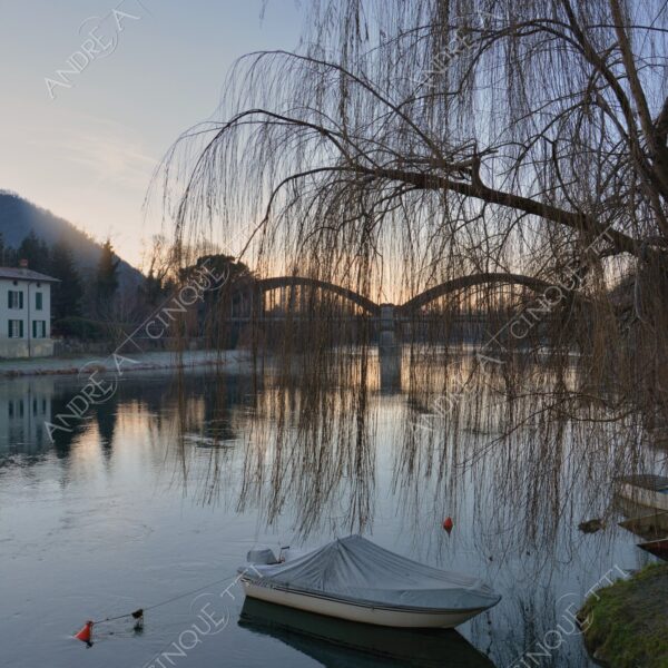 brivio riflessi reflections specchio mirror fiume river adda nuvole clouds morning mattina alba sunrise salice piangente willow