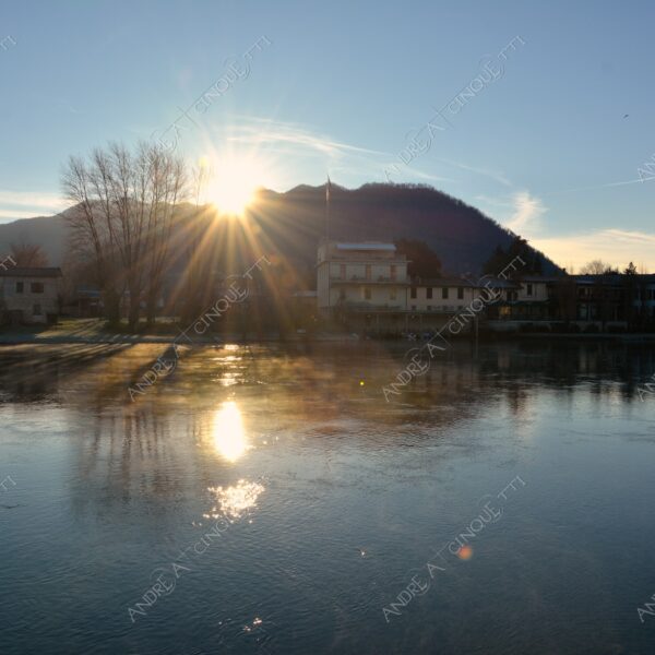 brivio riflessi reflections specchio mirror fiume river adda nuvole clouds morning mattina alba sunrise sole sun raggio di sole sun rays sunbeam sunshine