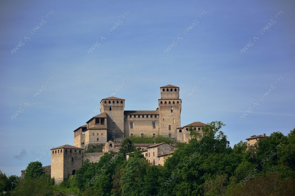 castelli del ducato di parma e piacenza castello castle torre tower antico ancient borgo borough village