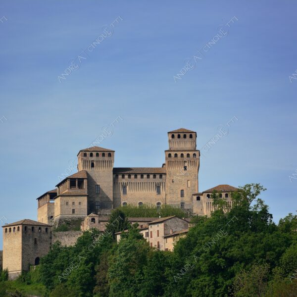 castelli del ducato di parma e piacenza castello castle torre tower antico ancient borgo borough village