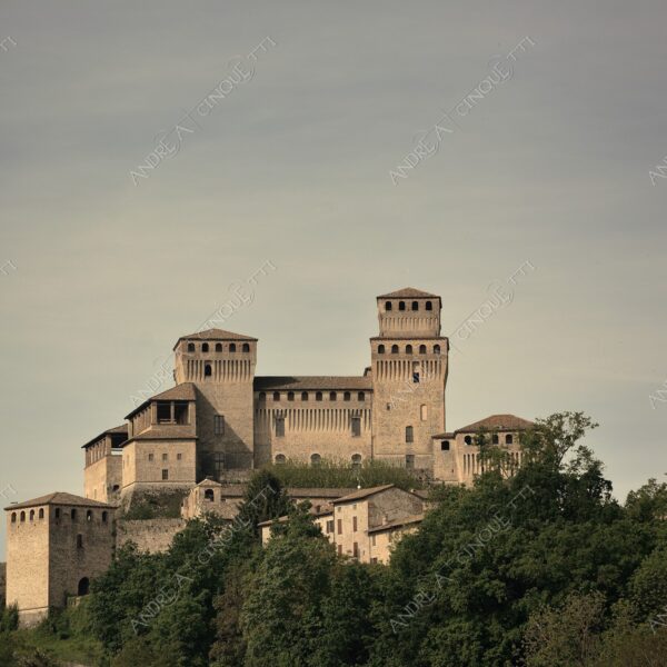 castelli del ducato di parma e piacenza castello castle torre tower antico ancient borgo borough village