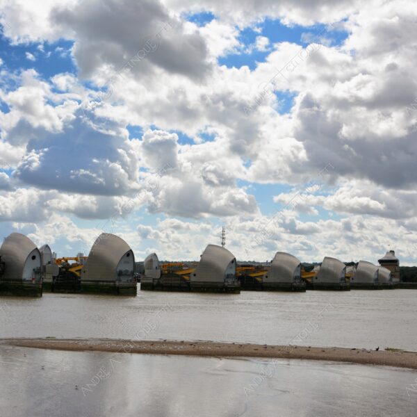 inghilterra england londra london fiume river tamigi thames diga damm barriera nuvole clouds