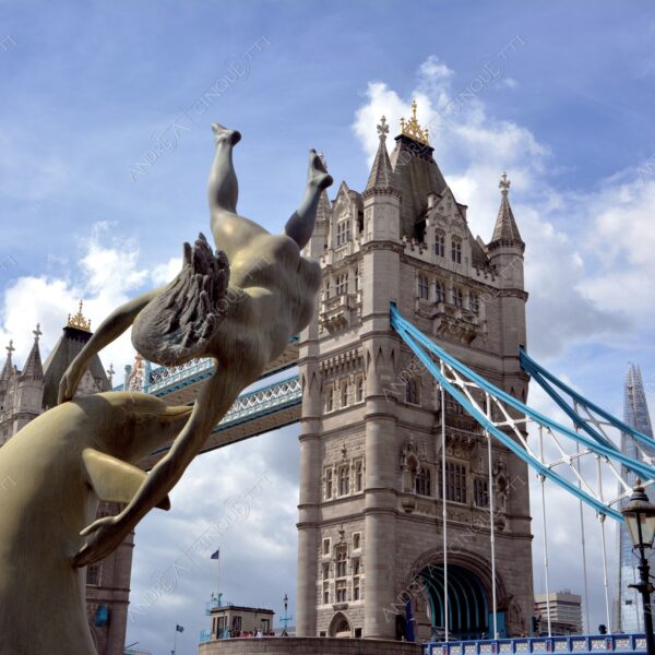 inghilterra england regno unito united kingdom londra london architettura architecture fiume river tamigi thames ponte bridge tower bridge statua statue prospettiva perspective