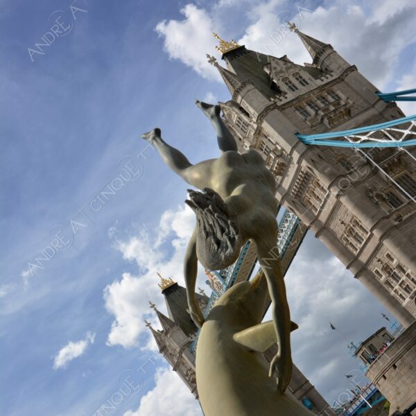 inghilterra england regno unito united kingdom londra london architettura architecture fiume river tamigi thames ponte bridge tower bridge statua statue prospettiva perspective