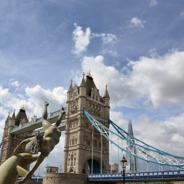 inghilterra england regno unito united kingdom londra london architettura architecture fiume river tamigi thames ponte bridge tower bridge statua statue prospettiva perspective