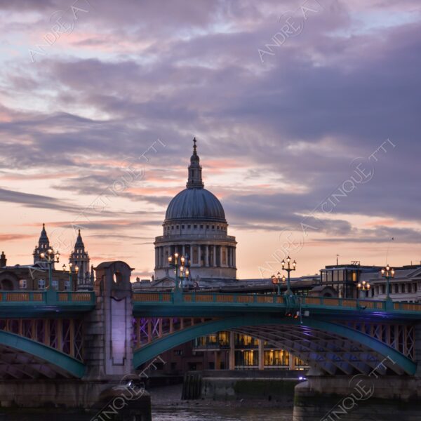 inghilterra england regno unito united kingdom londra london architettura architecture fiume river tamigi thames ponte bridge st. paul's cathedral chiesa church cupola dome cattedrale alba sunrise tramonto sunset sundown crepuscolo twilght dusk