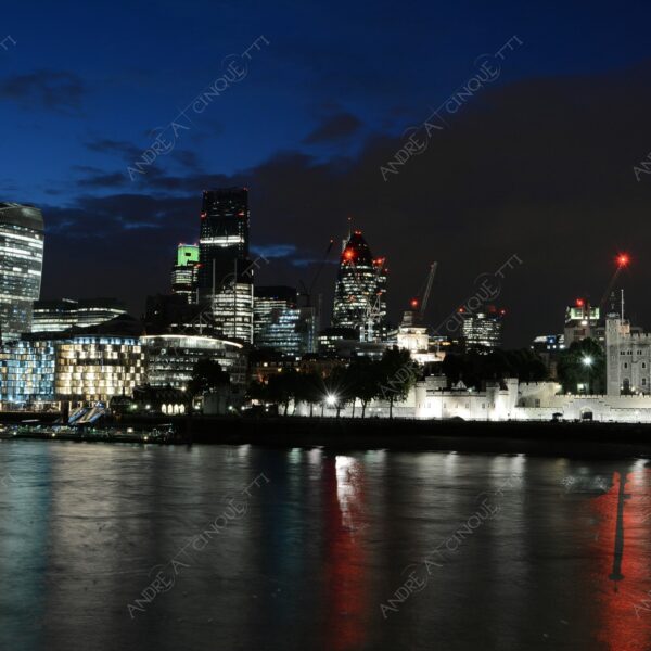 inghilterra england regno unito united kingdom londra london architettura architecture fiume river tamigi thames ponte bridge riflessi reflections lunga esposizione long exposure scatti notturni night shots skyline