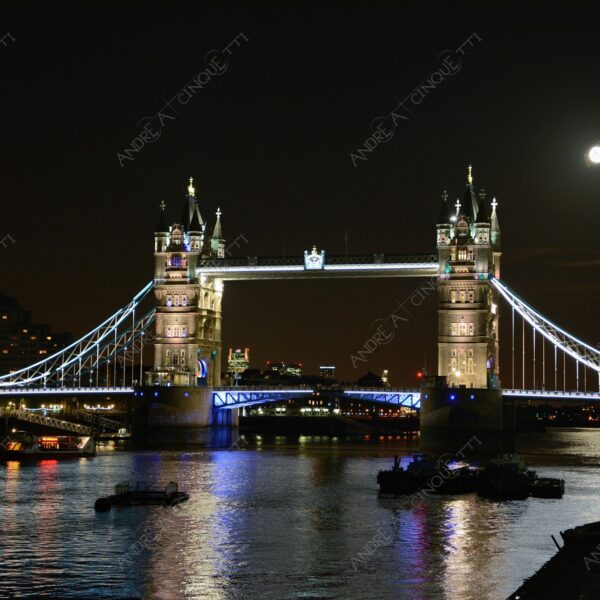 inghilterra england regno unito united kingdom londra london architettura architecture fiume river tamigi thames ponte bridge riflessi reflections lunga esposizione long exposure scatti notturni night shots tower bridge luna moon luna piena full moon super moon