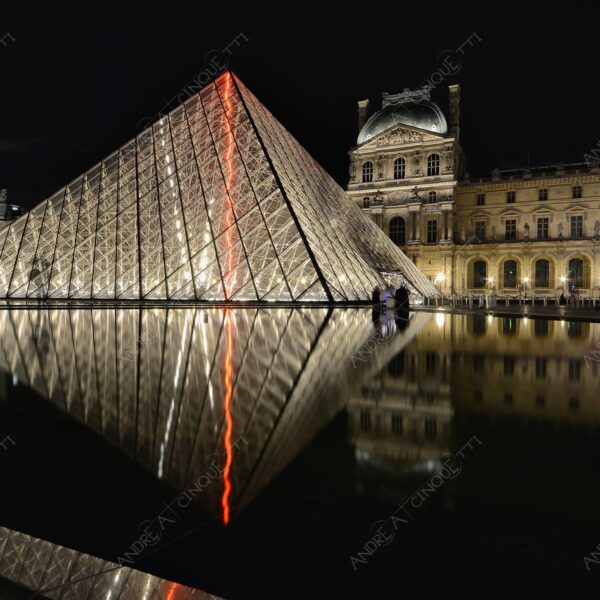 francia france parigi paris architettura architecture louvre museo museum piramide pyramid riflessi reflections specchio mirror lunga esposizione long exposure night shot scatti notturni