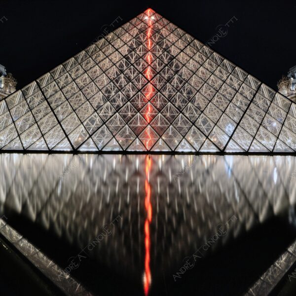 francia france parigi paris architettura architecture louvre museo museum piramide pyramid riflessi reflections specchio mirror lunga esposizione long exposure night shot scatti notturni