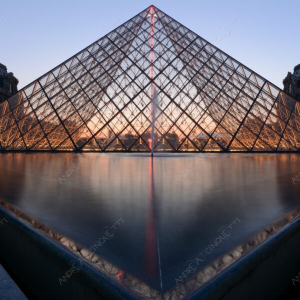 francia france parigi paris architettura architecture louvre museo museum piramide pyramid riflessi reflections specchio mirror lunga esposizione long exposure night shot scatti notturni blue hour