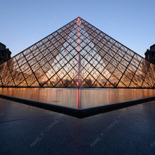 francia france parigi paris architettura architecture louvre museo museum piramide pyramid riflessi reflections specchio mirror lunga esposizione long exposure night shot scatti notturni blue hour