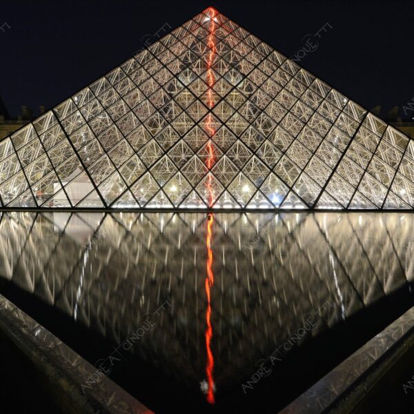 francia france parigi paris architettura architecture louvre museo museum piramide pyramid riflessi reflections specchio mirror lunga esposizione long exposure night shot scatti notturni