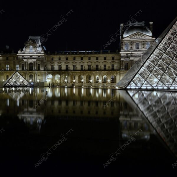 francia france parigi paris architettura architecture louvre museo museum piramide pyramid riflessi reflections specchio mirror lunga esposizione long exposure night shot scatti notturni