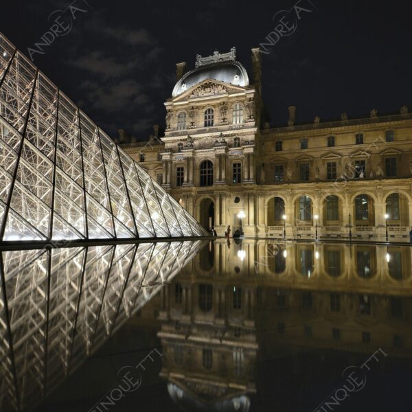 francia france parigi paris architettura architecture louvre museo museum piramide pyramid riflessi reflections specchio mirror lunga esposizione long exposure night shot scatti notturni