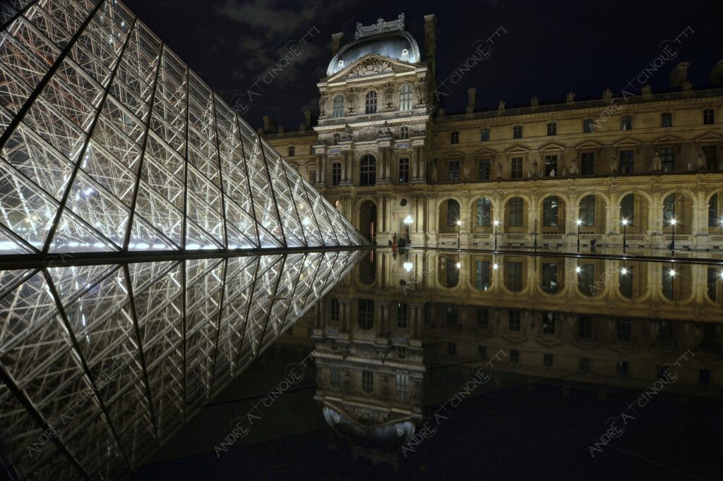 francia france parigi paris architettura architecture louvre museo museum piramide pyramid riflessi reflections specchio mirror lunga esposizione long exposure night shot scatti notturni