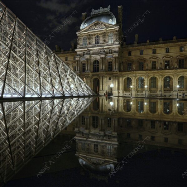 francia france parigi paris architettura architecture louvre museo museum piramide pyramid riflessi reflections specchio mirror lunga esposizione long exposure night shot scatti notturni