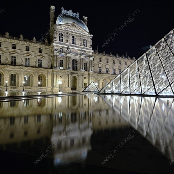 francia france parigi paris architettura architecture louvre museo museum piramide pyramid riflessi reflections specchio mirror lunga esposizione long exposure night shot scatti notturni