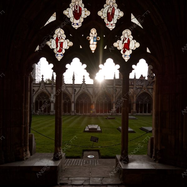 inghilterra england regno unito united kingdom salisbury cattedrale cathedral chiesa church architettura architecture sole sun controluce backlight backlit profilo silhouette