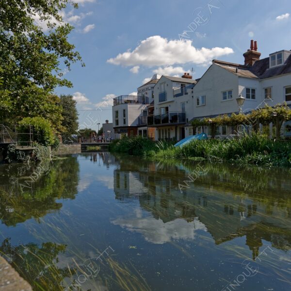 inghilterra england regno unito united kingdom prato meadow campo field antico ancient fiume river borgo village borough riflessi reflections