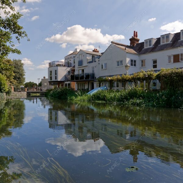 inghilterra england regno unito united kingdom prato meadow campo field antico ancient fiume river borgo village borough riflessi reflections