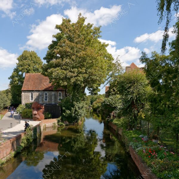 inghilterra england regno unito united kingdom prato meadow campo field antico ancient fiume river borgo village borough