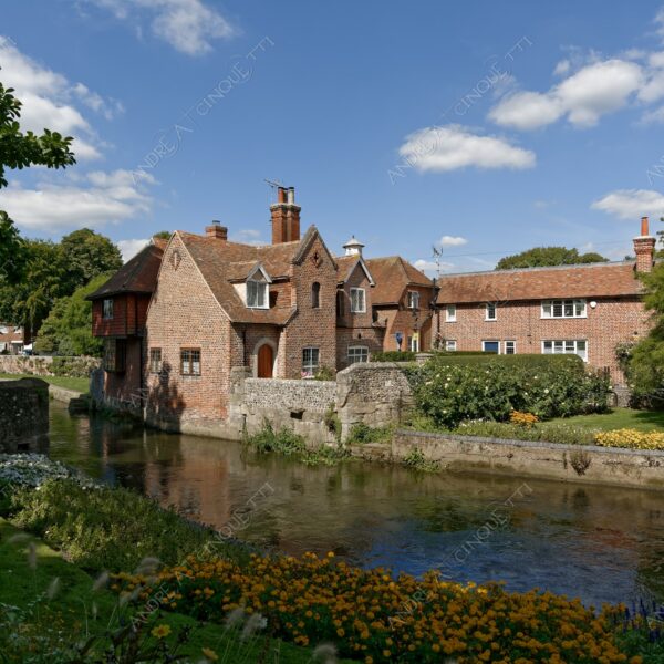 inghilterra england regno unito united kingdom prato meadow campo field antico ancient fiume river borgo village borough