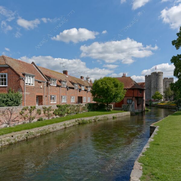 inghilterra england regno unito united kingdom prato meadow campo field antico ancient fiume river borgo village borough torre tower castello castle
