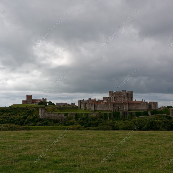 inghilterra england regno unito united kingdom dover castello castle antico ancient nuvole clouds nuvoloso cloudy