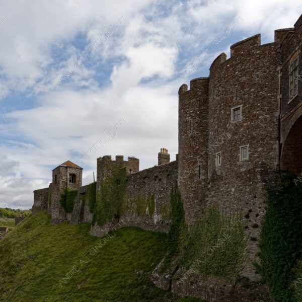 inghilterra england regno unito united kingdom dover castello castle antico ancient nuvole clouds nuvoloso cloudy