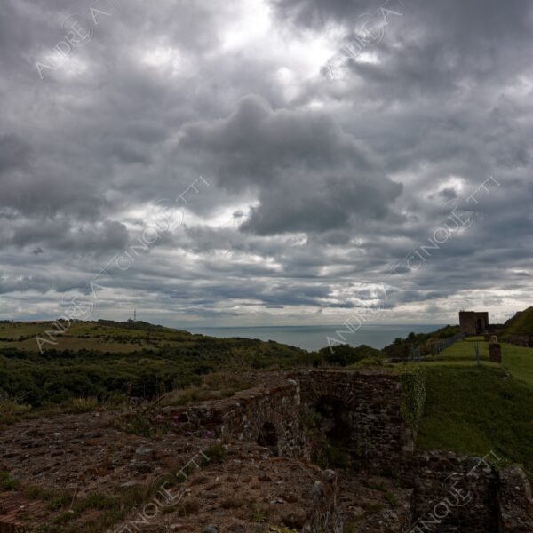 inghilterra england regno unito united kingdom dover castello castle antico ancient nuvole clouds nuvoloso cloudy