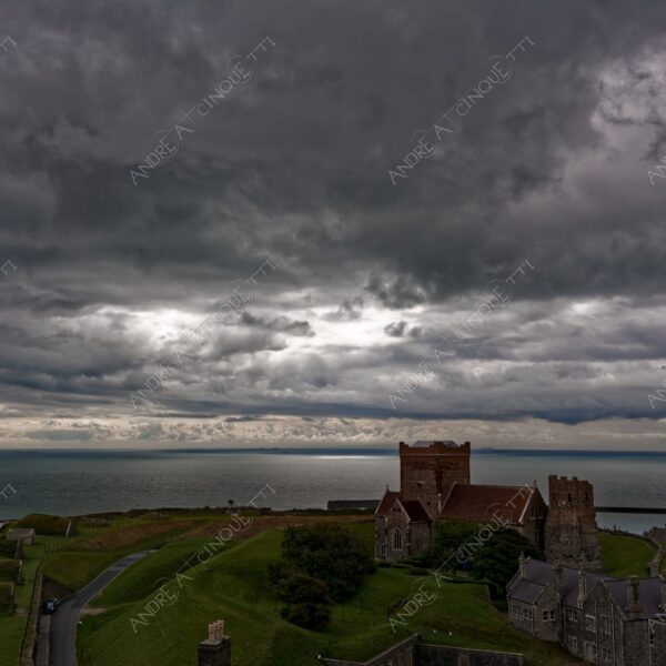 inghilterra england regno unito united kingdom dover castello castle antico ancient nuvole clouds nuvoloso cloudy