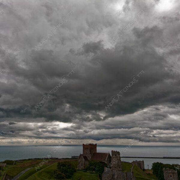 inghilterra england regno unito united kingdom dover castello castle antico ancient nuvole clouds nuvoloso cloudy