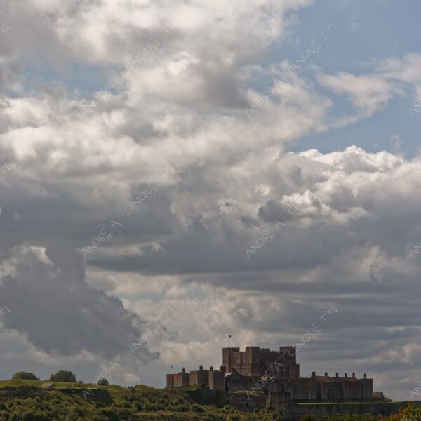 inghilterra england regno unito united kingdom dover castello castle antico ancient nuvole clouds nuvoloso cloudy