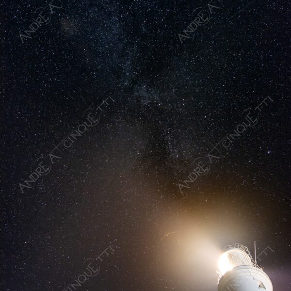 inghilterra england regno unito united kingdom jurassic coast beach shore spiaggia faro lighthouse portland bill trinity house obelisk obelisco via lattea milky way stelle stars
