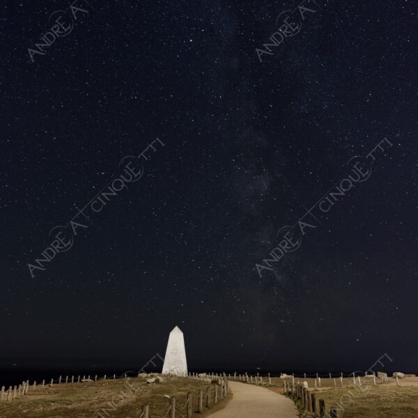 inghilterra england regno unito united kingdom jurassic coast beach shore spiaggia faro lighthouse portland bill trinity house obelisk obelisco via lattea milky way stelle stars