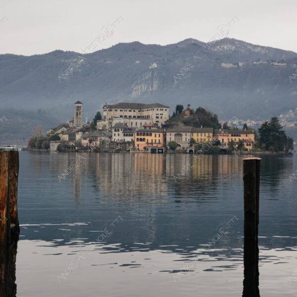 lago d'orta orta san giulio lake isola island inverno winter nebbia foschia fog foggy mist haze pontile molo pier wharf riflessi reflections