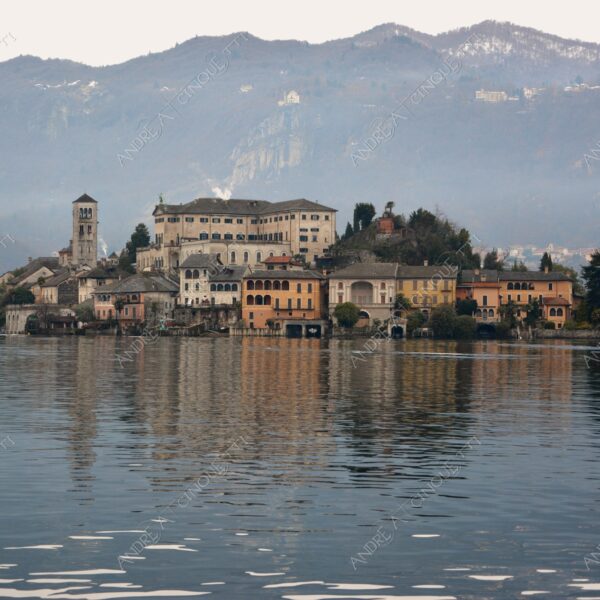 lago d'orta orta san giulio lake isola island inverno winter nebbia foschia fog foggy mist haze pontile molo pier wharf riflessi reflections