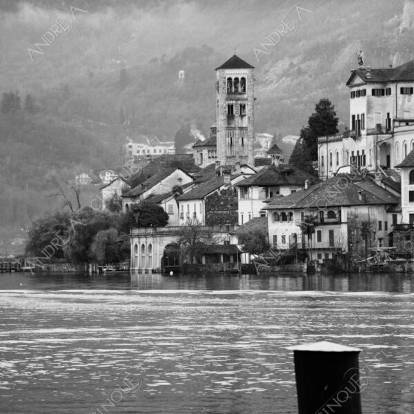 lago d'orta orta san giulio lake isola island inverno winter nebbia foschia fog foggy mist haze pontile molo pier wharf riflessi reflections bianco e nero black and white
