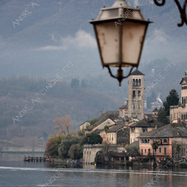 lago d'orta orta san giulio lake isola island inverno winter nebbia foschia fog foggy mist haze pontile molo pier wharf riflessi reflections