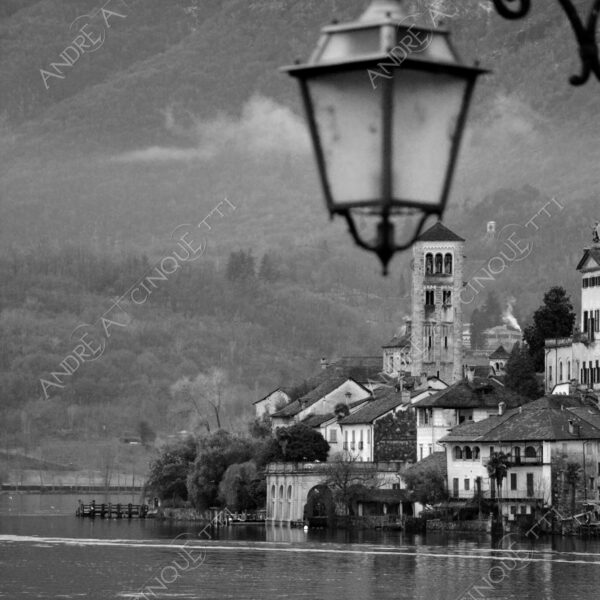 lago d'orta orta san giulio lake isola island inverno winter nebbia foschia fog foggy mist haze pontile molo pier wharf riflessi reflections bianco e nero black and white