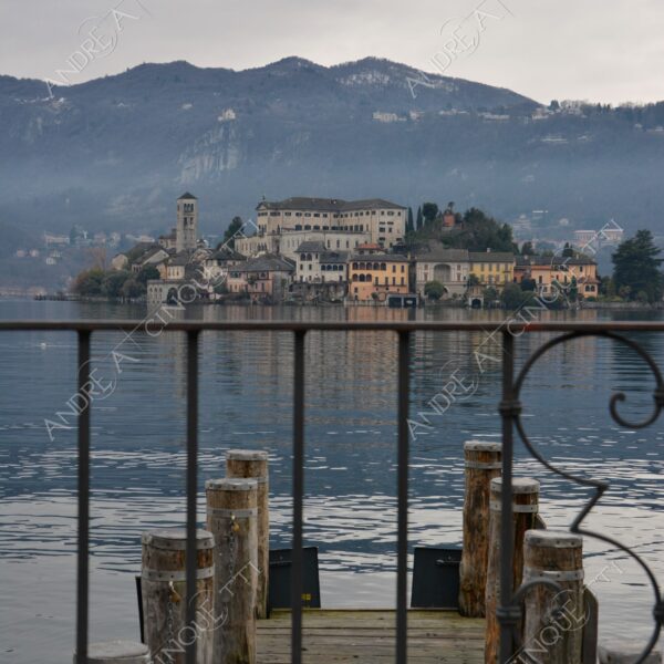 lago d'orta orta san giulio lake isola island inverno winter nebbia foschia fog foggy mist haze pontile molo pier wharf riflessi reflections